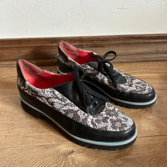 Pas de Rouge Shoes - Pas De Rouge Oxford Shoe with laces